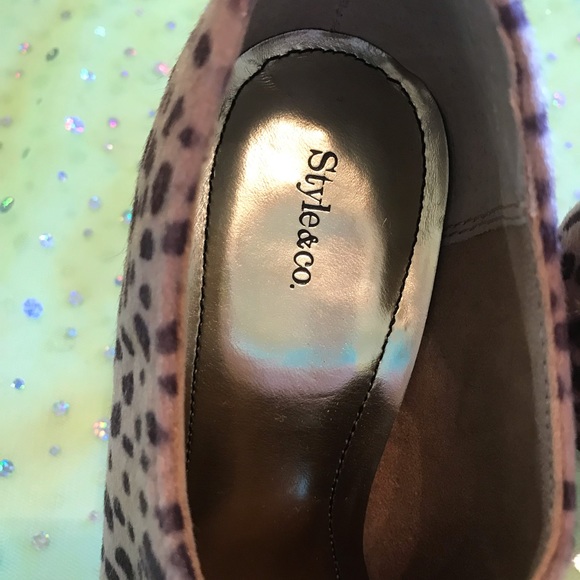 Booties/heels. Faux leopard fur.Size 8m - Picture 5 of 5